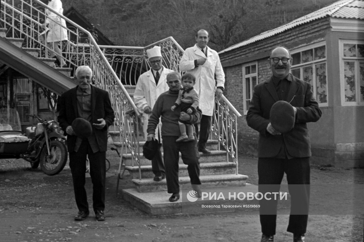 Геронтолог Григорий Сичинава с пациентами-долгожителями