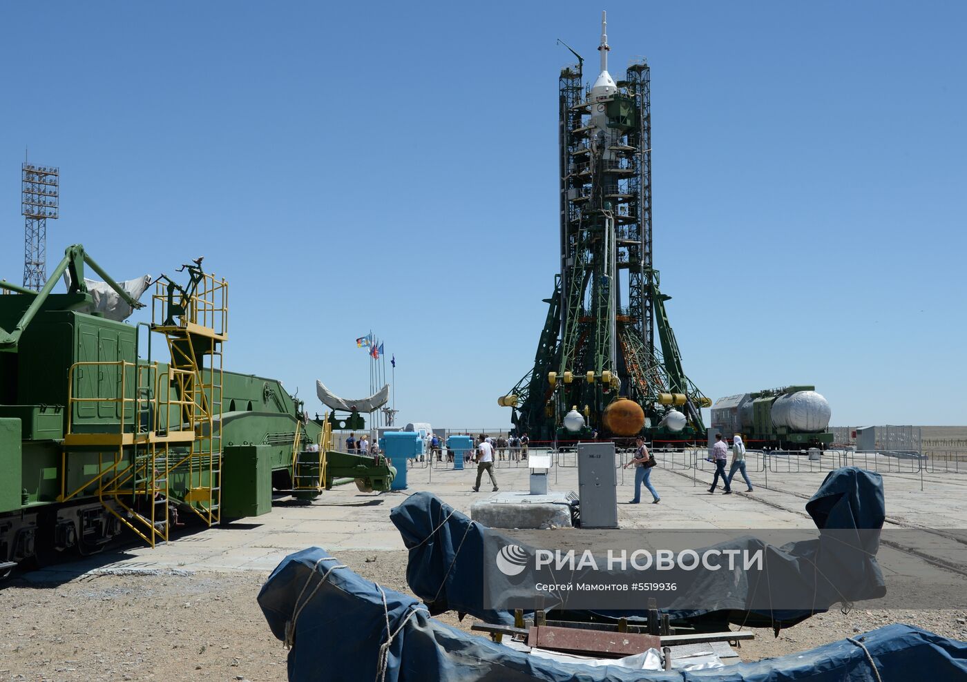 Освящение ракеты-носителя "Союз-ФГ" с ТПК "Союз МС-09" на космодроме Байконур 