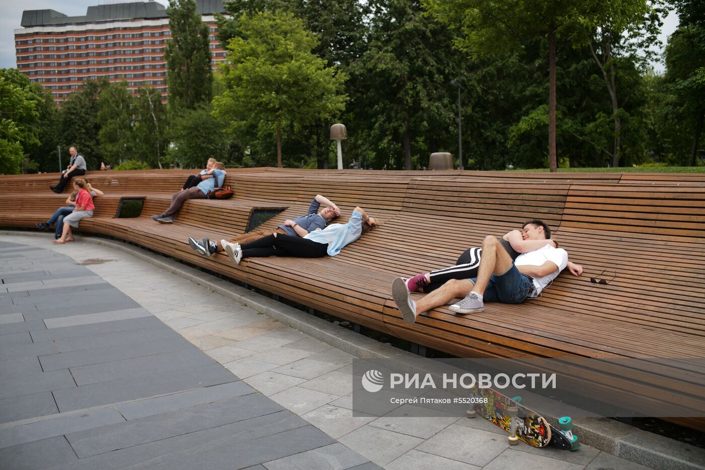 Отдыхающие в Парке искусств "Музеон" в Москве
