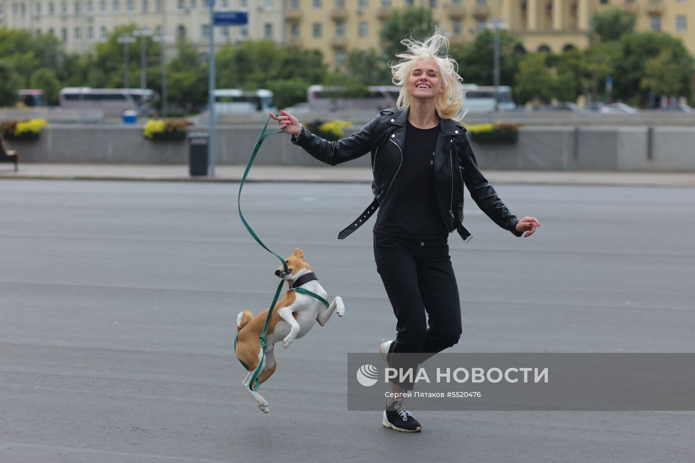 Отдыхающие в Парке искусств "Музеон" в Москве