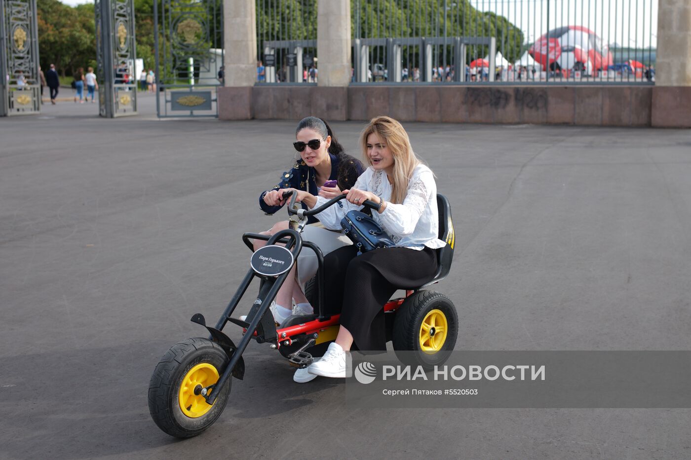 Отдыхающие в Парке искусств "Музеон" в Москве