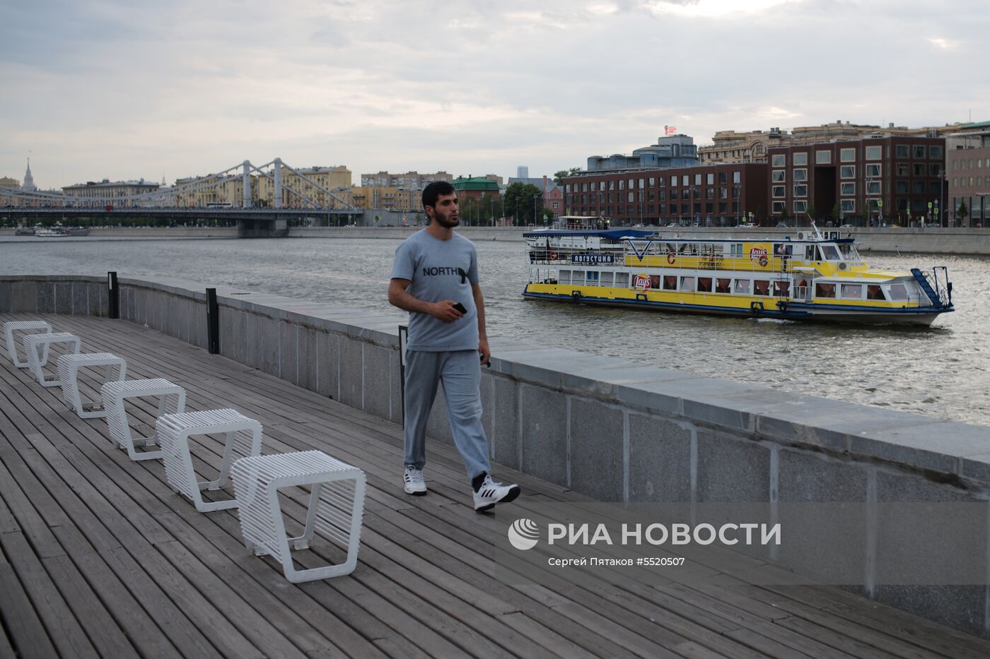Отдыхающие в Парке искусств "Музеон" в Москве
