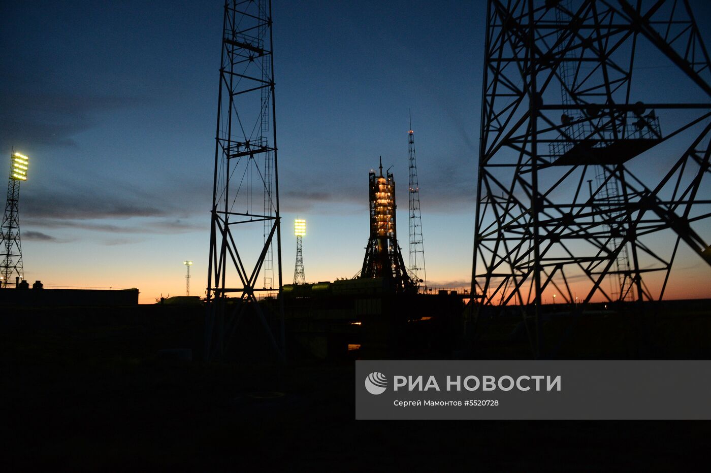 Ракета-носитель "Союз-ФГ" с пилотируемым кораблем "Союз МС-09"