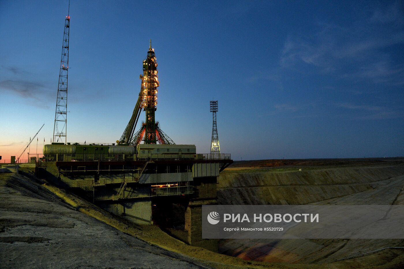 Ракета-носитель "Союз-ФГ" с пилотируемым кораблем "Союз МС-09"