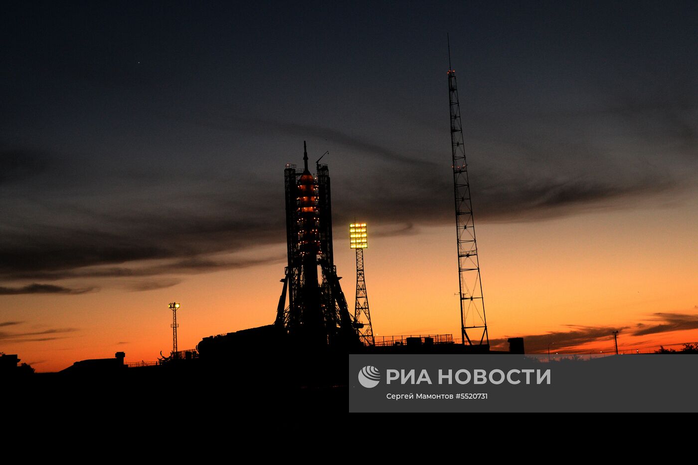Ракета-носитель "Союз-ФГ" с пилотируемым кораблем "Союз МС-09"