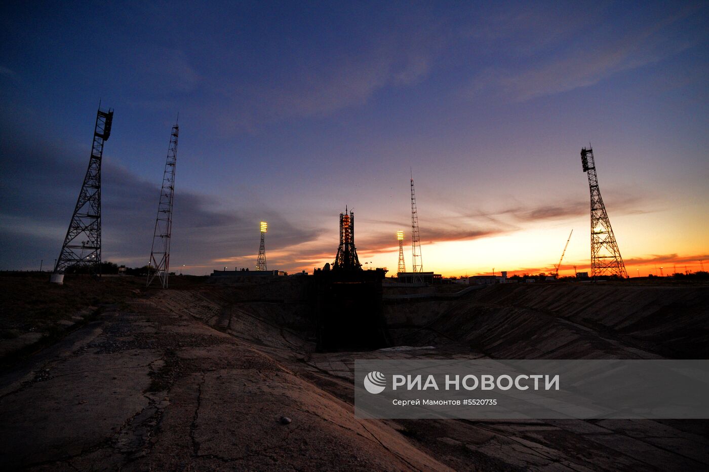 Ракета-носитель "Союз-ФГ" с пилотируемым кораблем "Союз МС-09"