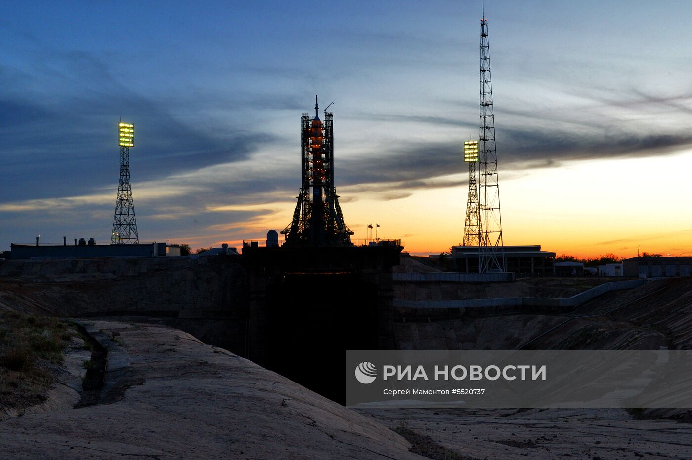 Ракета-носитель "Союз-ФГ" с пилотируемым кораблем "Союз МС-09"