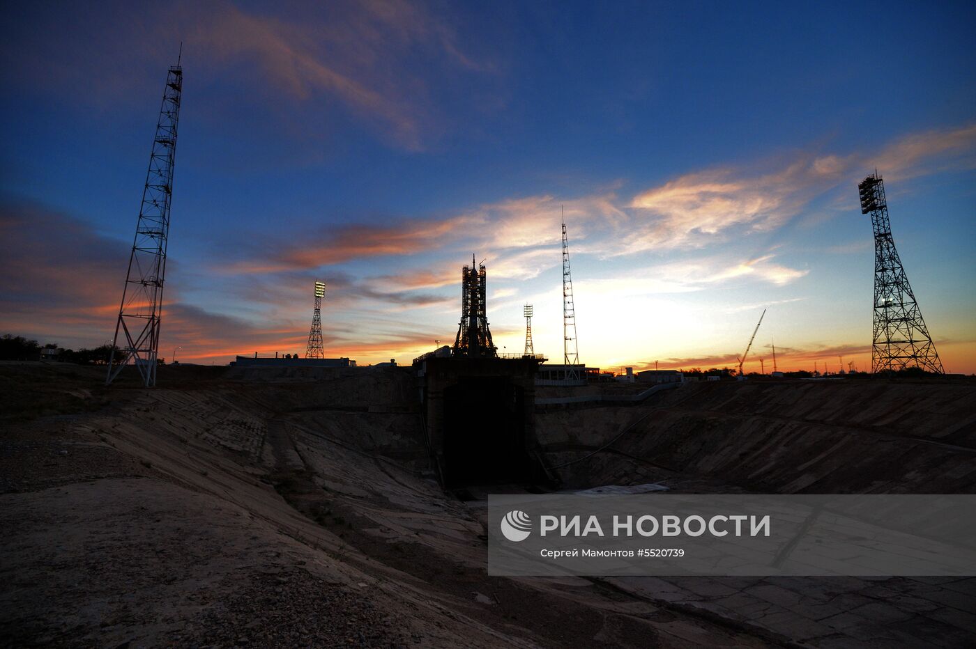 Ракета-носитель "Союз-ФГ" с пилотируемым кораблем "Союз МС-09"