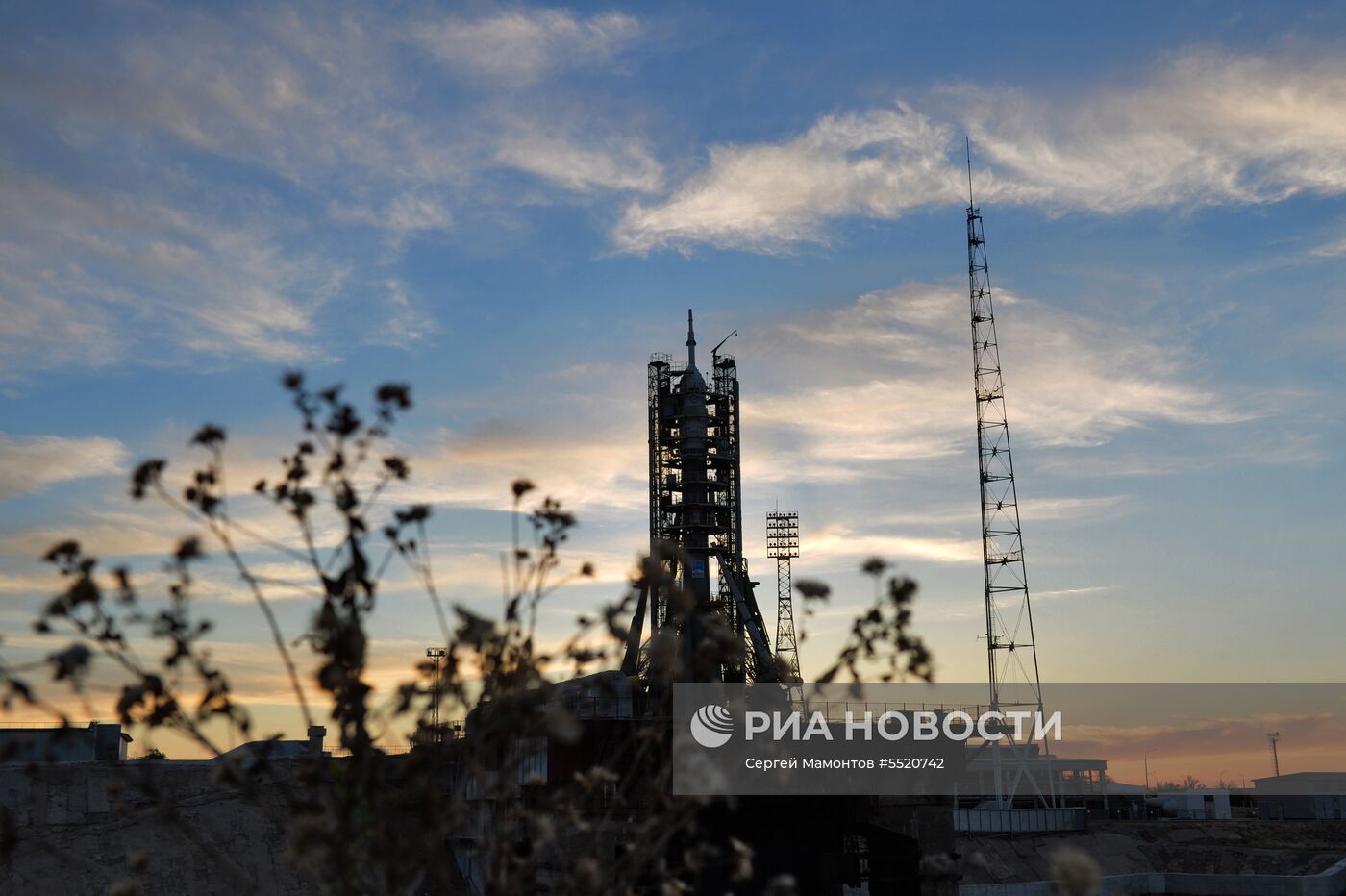 Ракета-носитель "Союз-ФГ" с пилотируемым кораблем "Союз МС-09"