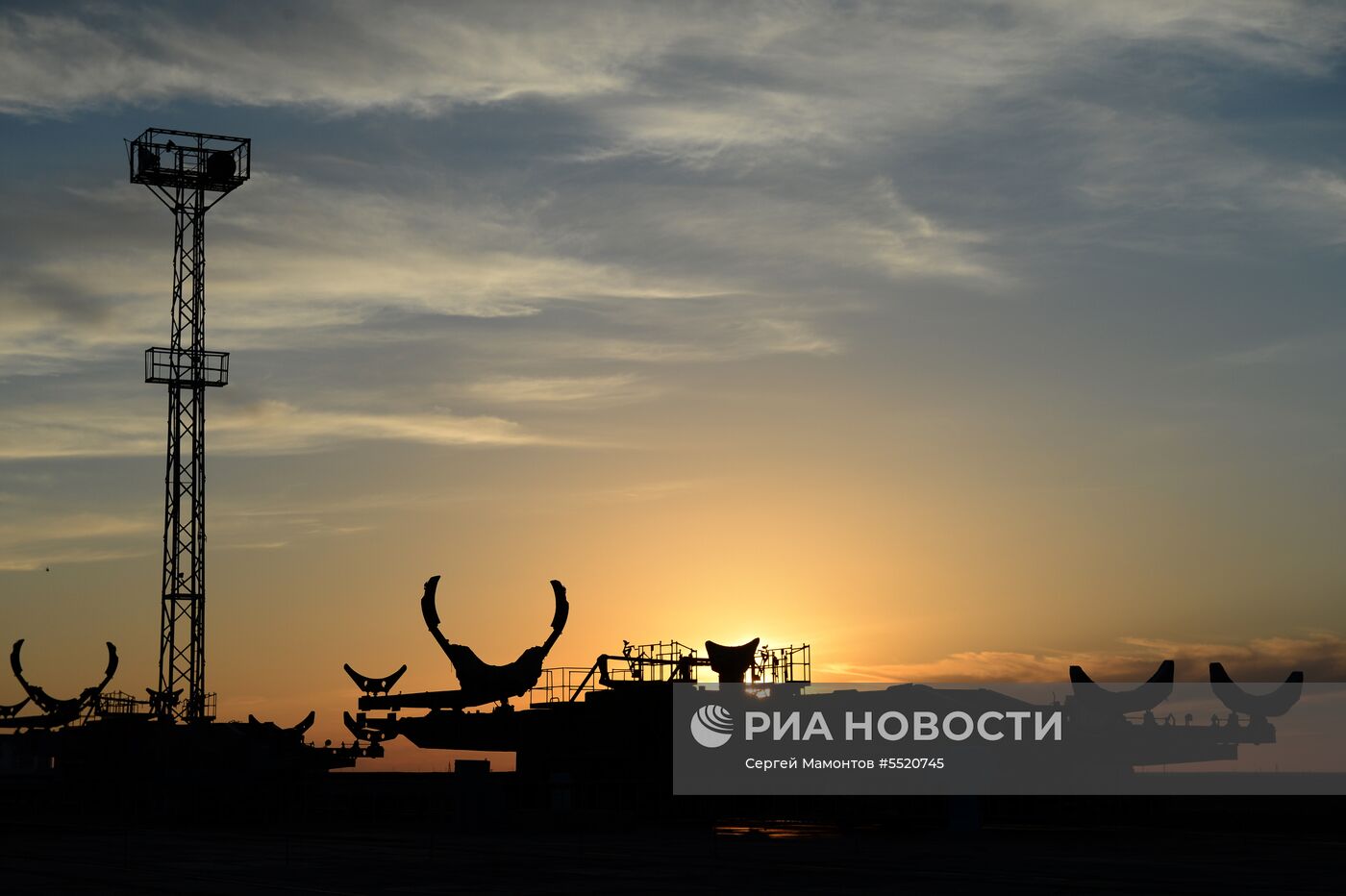Ракета-носитель "Союз-ФГ" с пилотируемым кораблем "Союз МС-09"