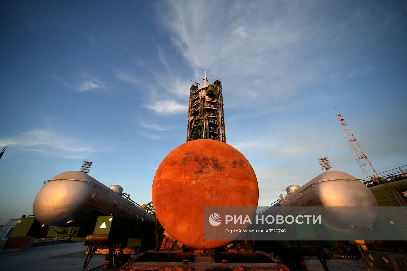 Ракета-носитель "Союз-ФГ" с пилотируемым кораблем "Союз МС-09"