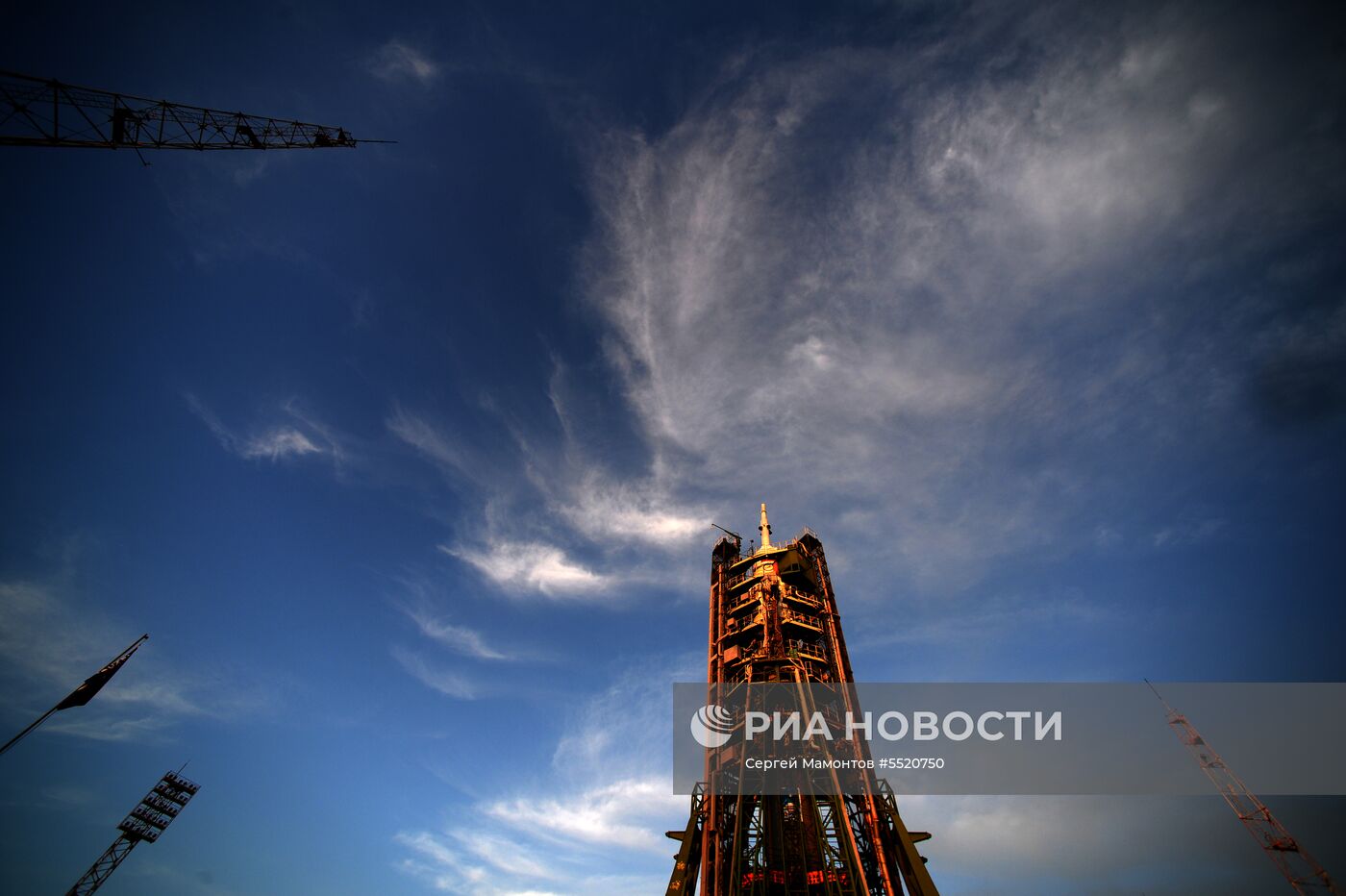 Ракета-носитель "Союз-ФГ" с пилотируемым кораблем "Союз МС-09"