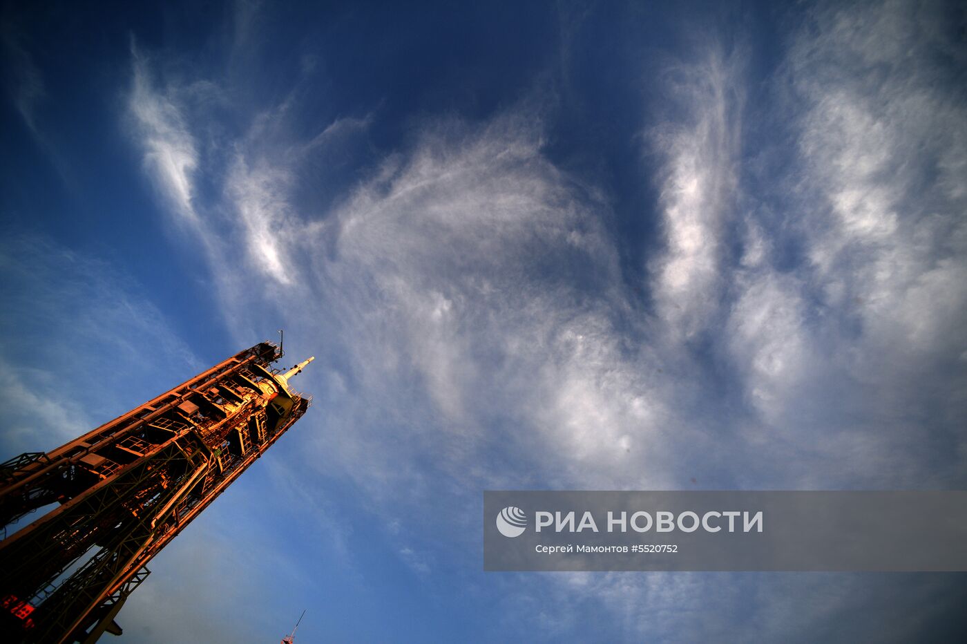 Ракета-носитель "Союз-ФГ" с пилотируемым кораблем "Союз МС-09"