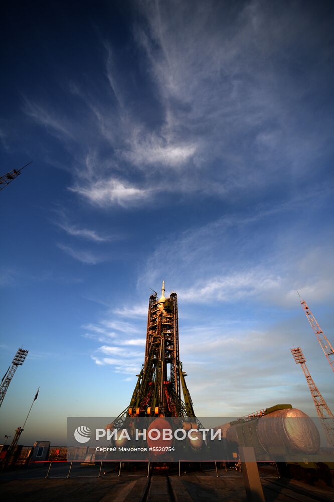 Ракета-носитель "Союз-ФГ" с пилотируемым кораблем "Союз МС-09"