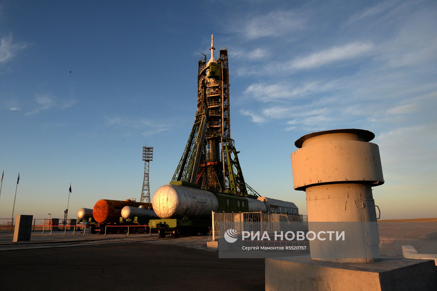 Ракета-носитель "Союз-ФГ" с пилотируемым кораблем "Союз МС-09"