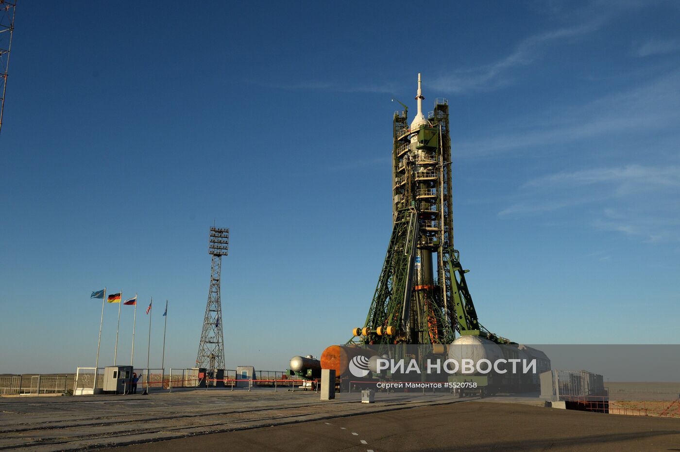 Ракета-носитель "Союз-ФГ" с пилотируемым кораблем "Союз МС-09"