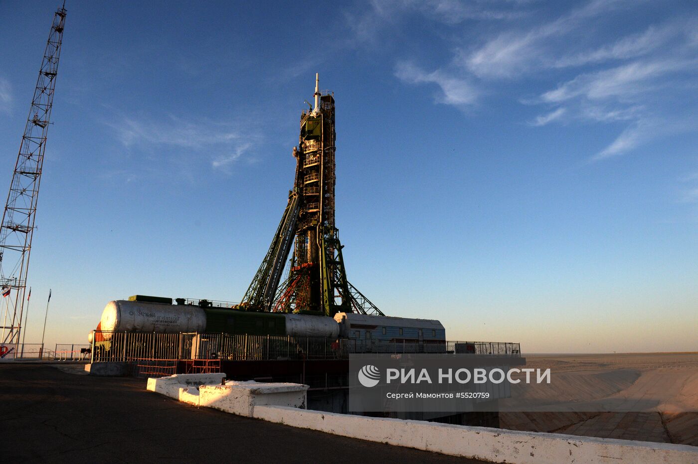 Ракета-носитель "Союз-ФГ" с пилотируемым кораблем "Союз МС-09"