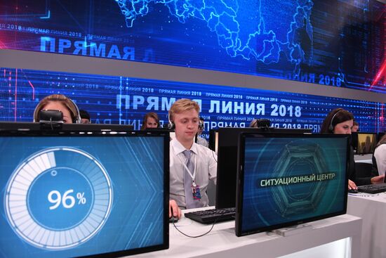 Колл-центр "Прямой линии" с президентом РФ В. Путиным в Гостином дворе