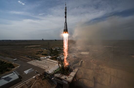 Запуск ТПК "Союз МС-09" с участниками длительной экспедиции МКС-56/57