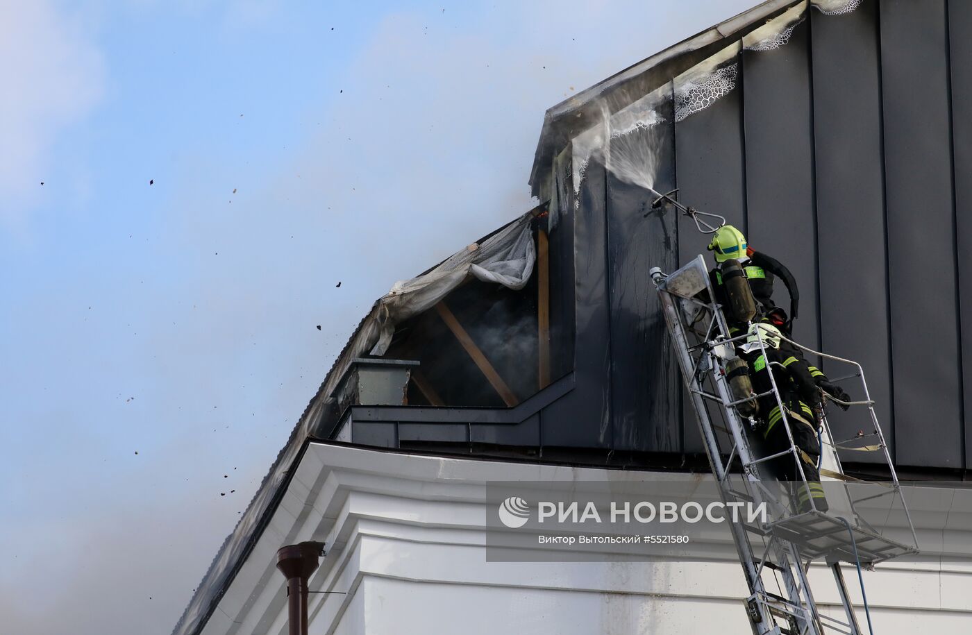 Возгорание на крыше Дома педагогической книги в Москве