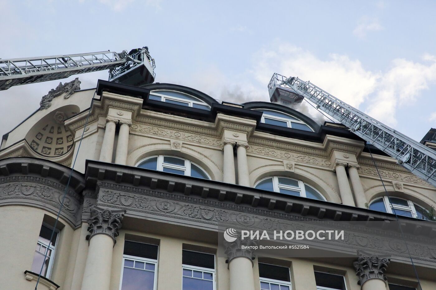 Возгорание на крыше Дома педагогической книги в Москве