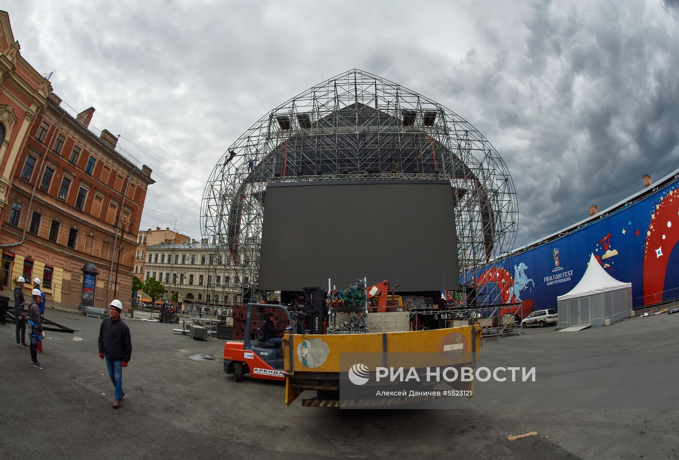 Строительство фан-зоны к ЧМ-2018 по футболу в Санкт-Петербурге