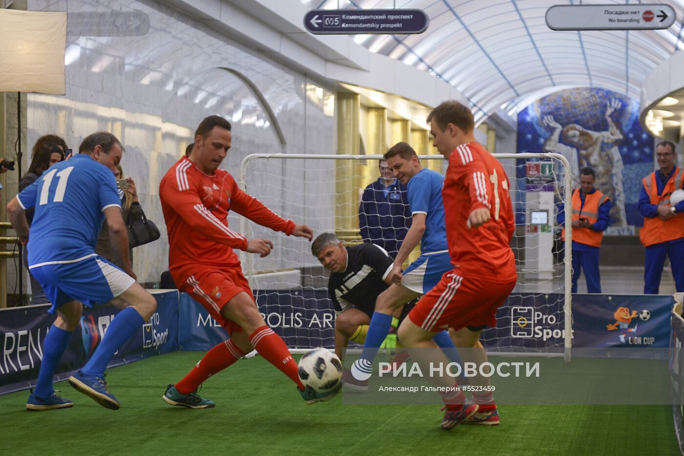Футбольный матч прошел в петербургском метро