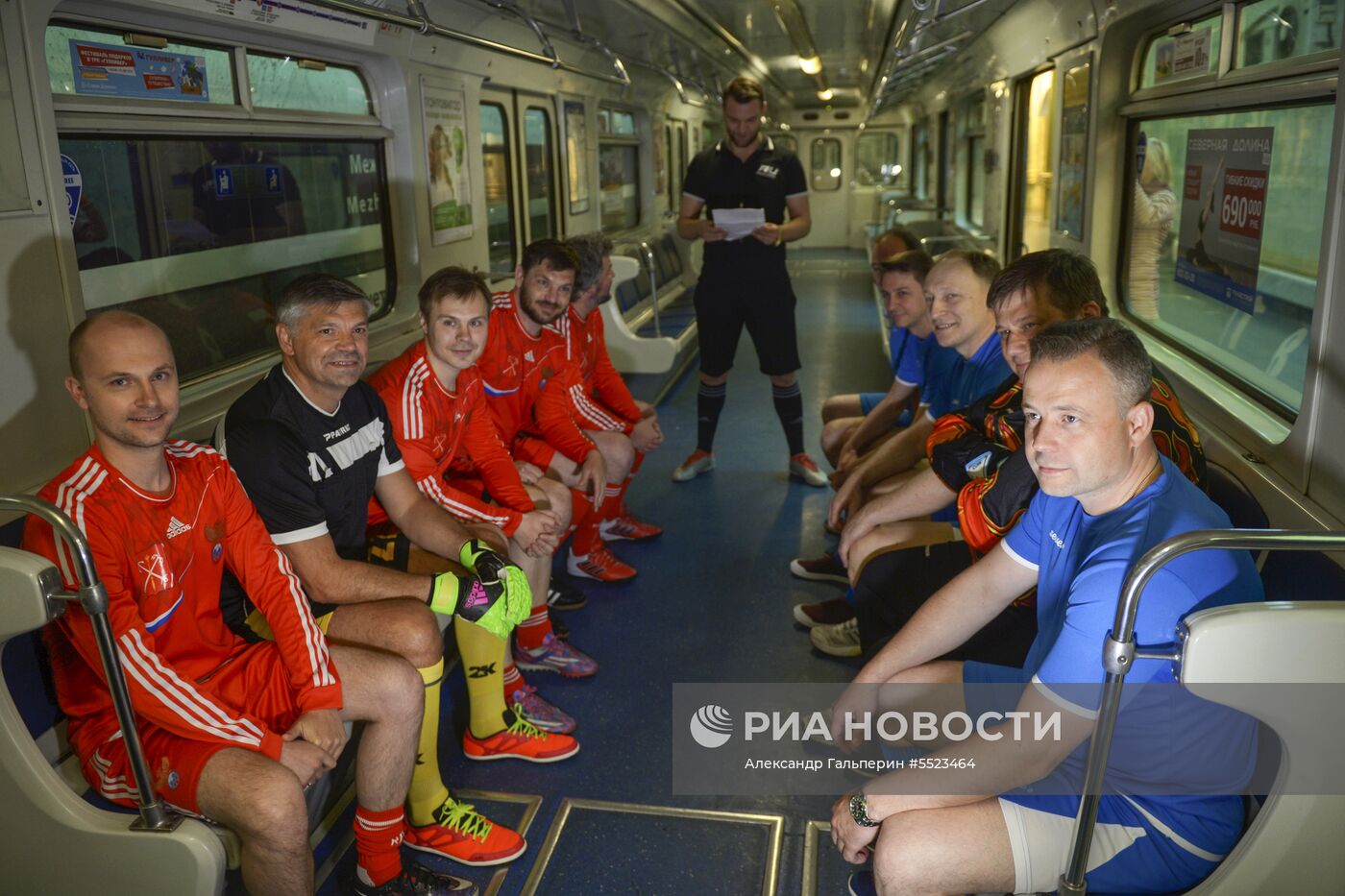 Футбольный матч прошел в петербургском метро