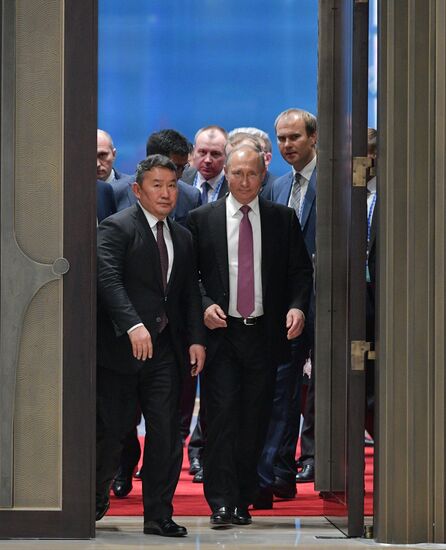 Президент РФ В. Путин на саммите ШОС в Китае