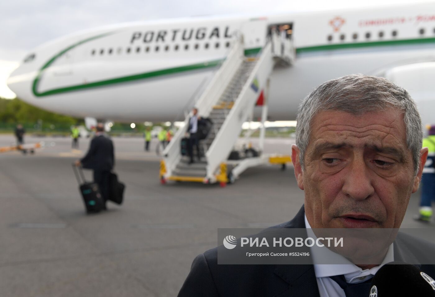 Главный тренер сборной Португалии Фернанду Сантуш, прилетевший для участия в чемпионате мира по футболу FIFA-2018, в аэропорту "Жуковский" в Московской области. Место: Россия, Московская область. Автор: Григорий Сысоев/РИА Новости. Футбол. ЧМ-2018. Прилет сборной Португалии