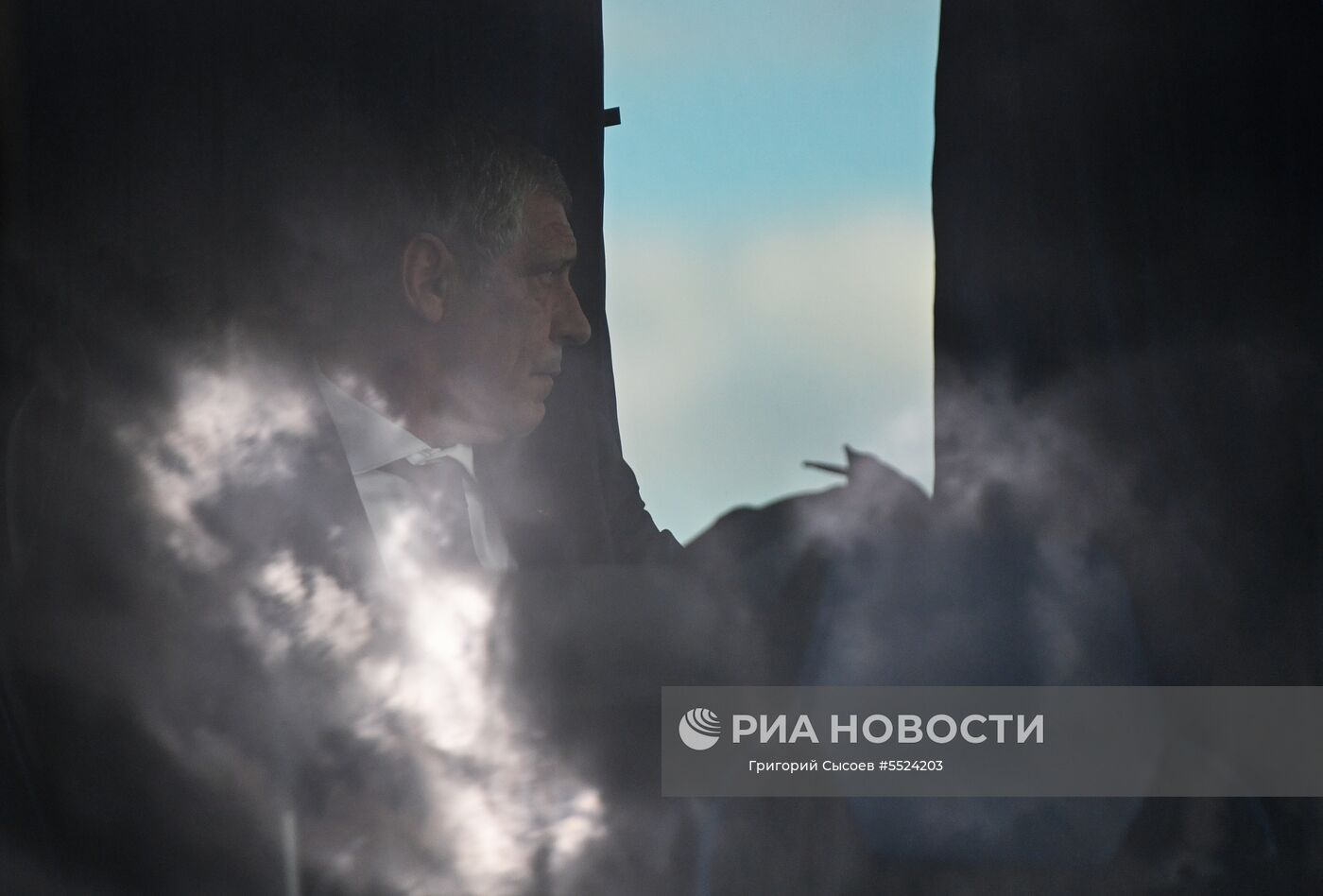 Главный тренер сборной Португалии Фернанду Сантуш, прилетевший для участия в чемпионате мира по футболу FIFA-2018, в командном автобусе в аэропорту "Жуковский" в Московской области.
Место: Россия, Московская область. Автор: Григорий Сысоев/РИА Новости. Футбол. ЧМ-2018. Прилет сборной Португалии