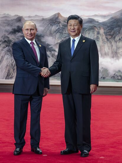 Президент РФ В. Путин на саммите ШОС в Китае. День второй