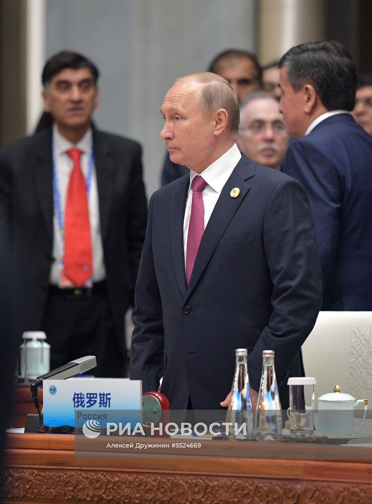 Президент РФ В. Путин на саммите ШОС в Китае. День второй