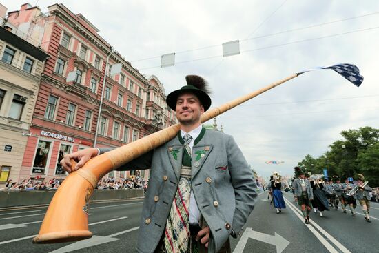 Парад цветов на Невском проспекте в Санкт-Петербурге