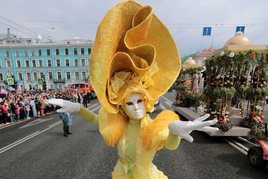 Парад цветов на Невском проспекте в Санкт-Петербурге