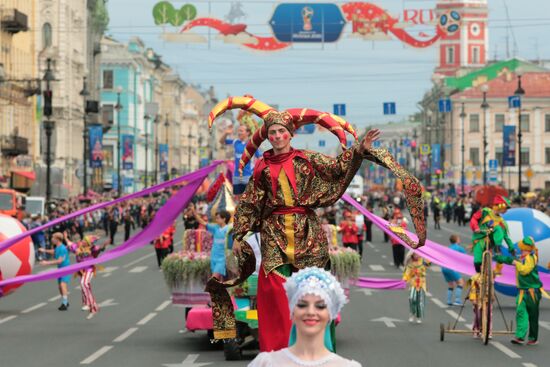 Парад цветов на Невском проспекте в Санкт-Петербурге