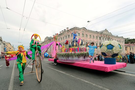 Парад цветов на Невском проспекте в Санкт-Петербурге