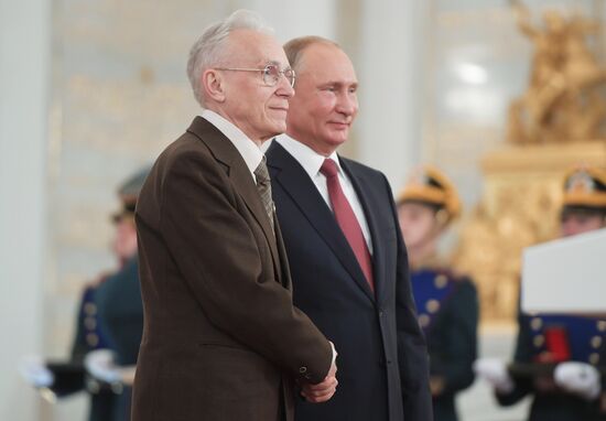 Президент РФ В. Путин вручил Госпремии в области науки, литературы и искусства