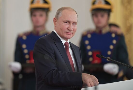Президент РФ В. Путин вручил Госпремии в области науки, литературы и искусства