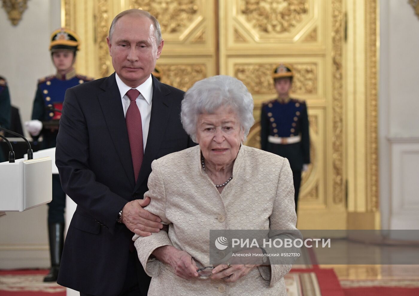 Президент РФ В. Путин вручил Госпремии в области науки, литературы и искусства