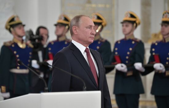 Президент РФ В. Путин вручил Госпремии в области науки, литературы и искусства