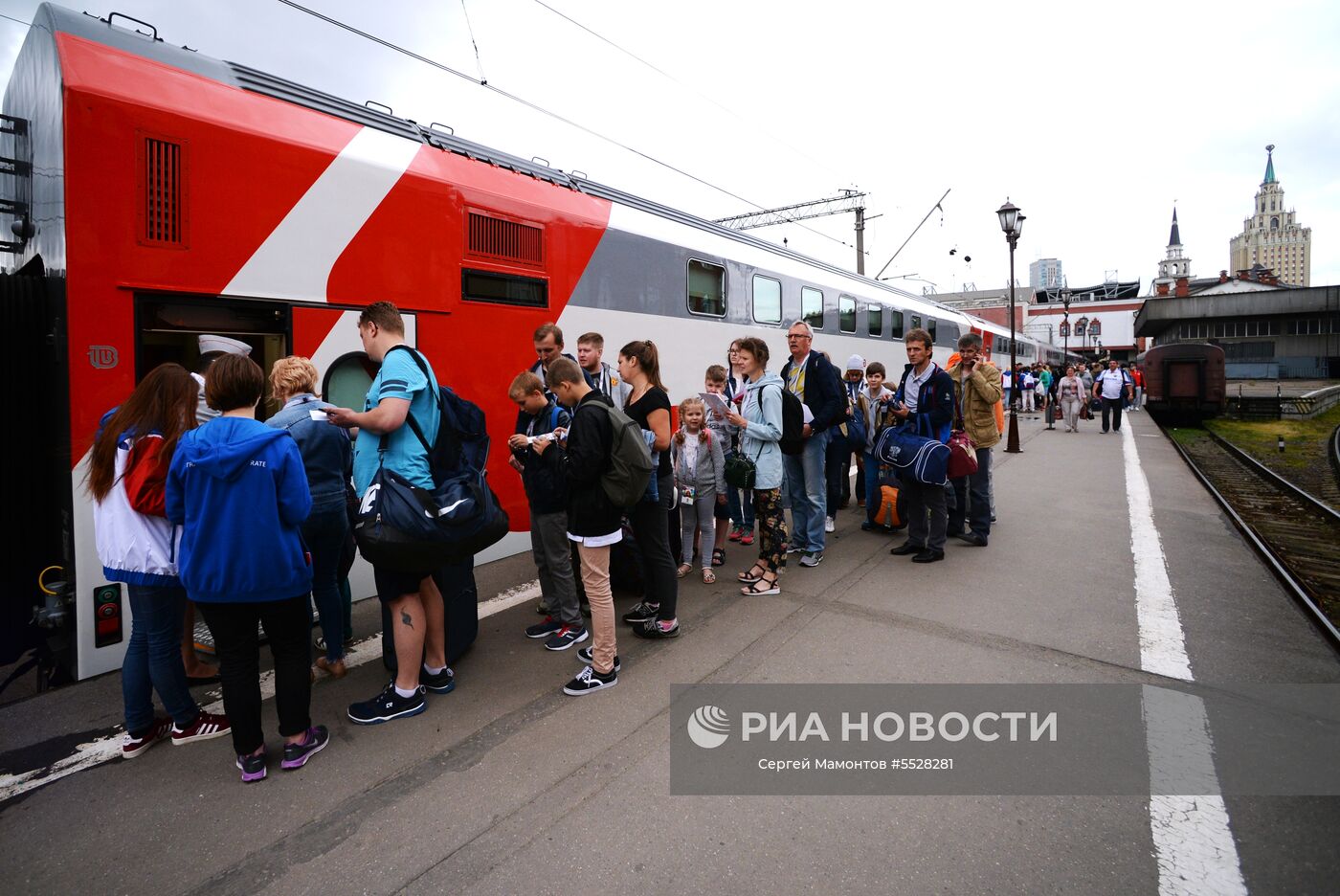 Отправление первого поезда с болельщиками ЧМ 2018 в Адлер