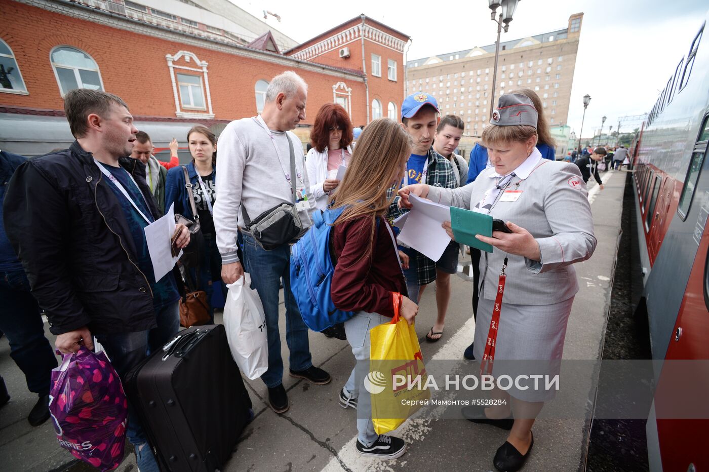 Отправление первого поезда с болельщиками ЧМ 2018 в Адлер