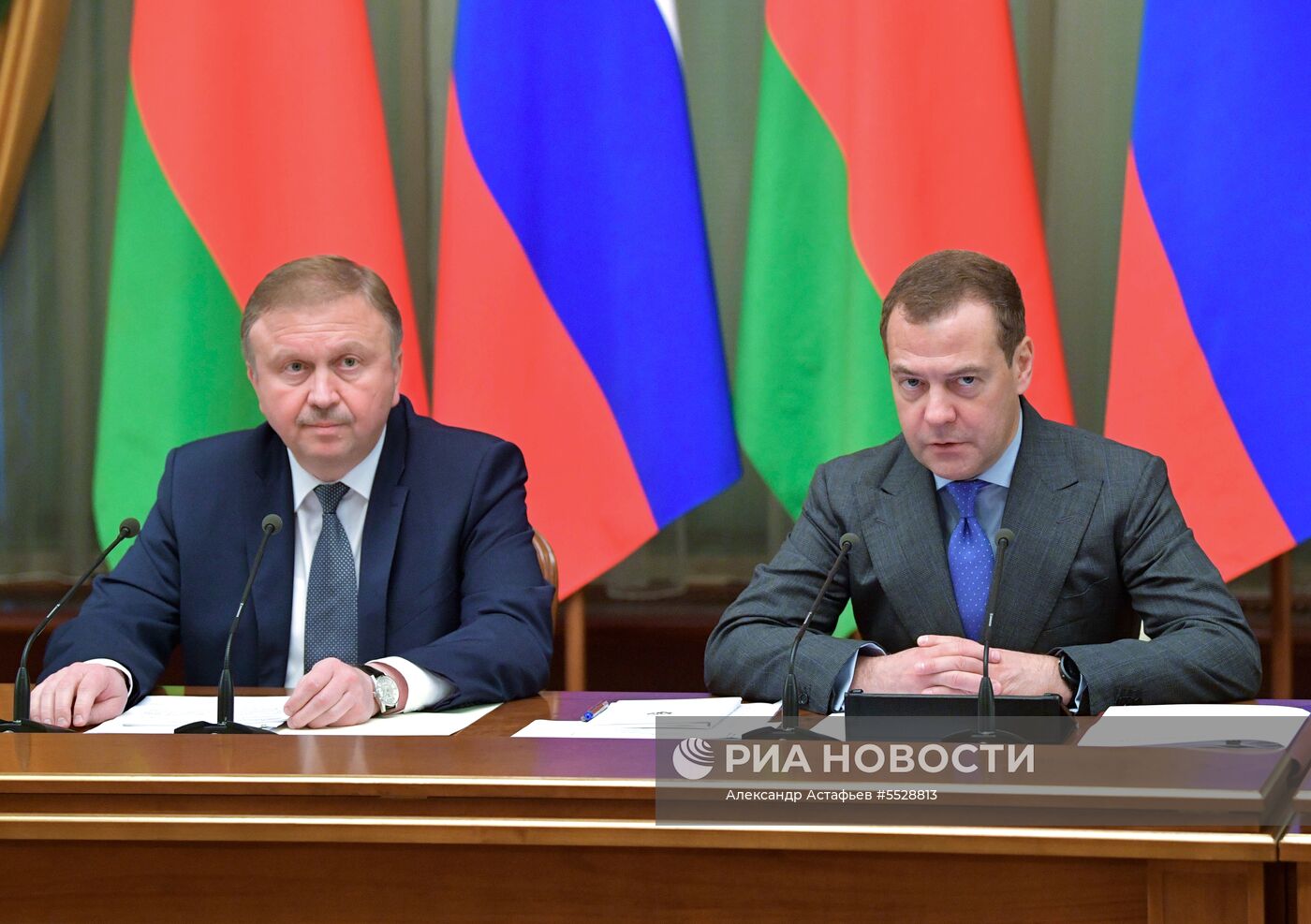 Премьер-министры РФ и Белоруссии Д. Медведев и А. Кобяков на заседании Совета министров Союзного государства