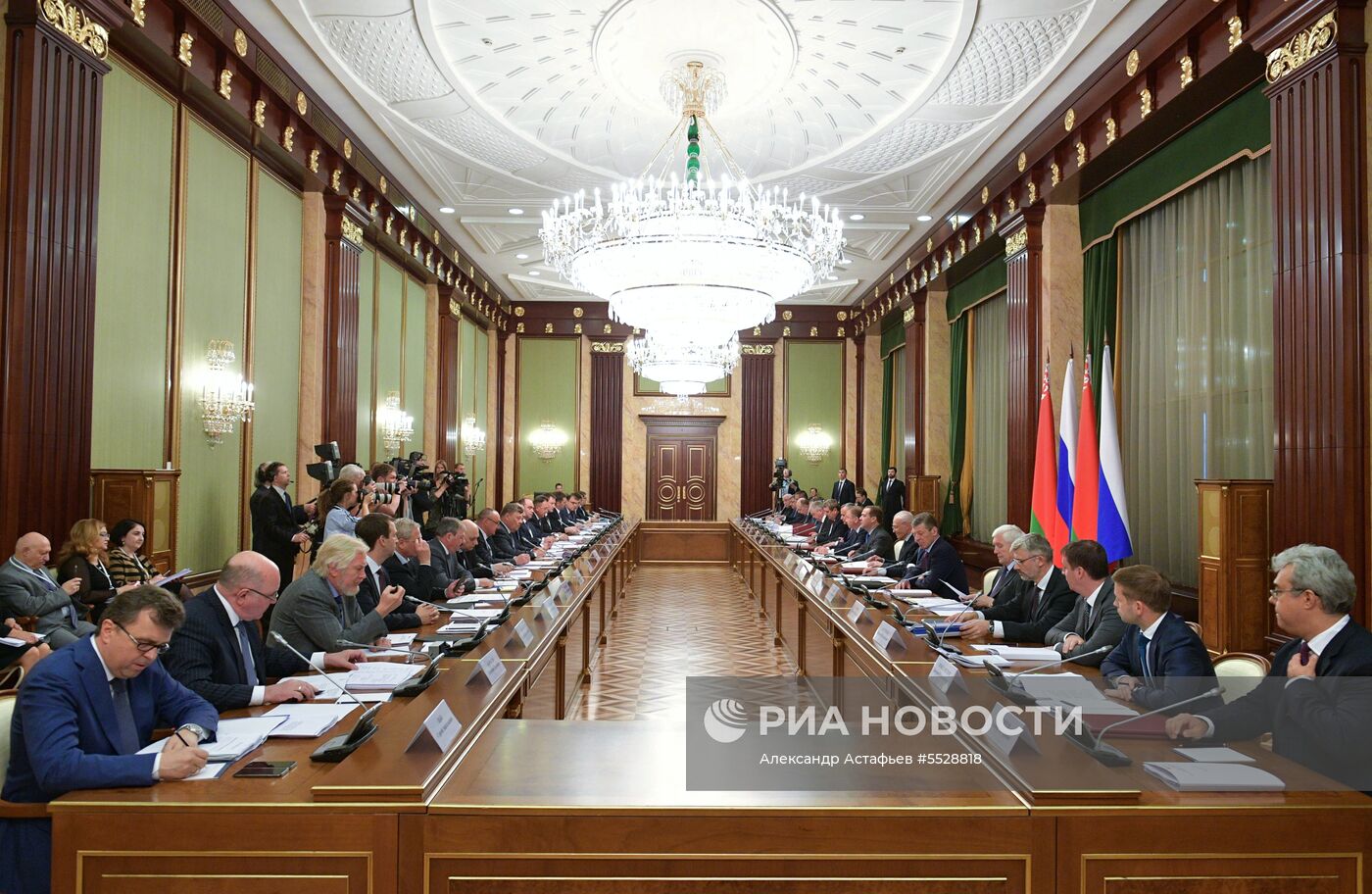 Премьер-министры РФ и Белоруссии Д. Медведев и А. Кобяков на заседании Совета министров Союзного государства