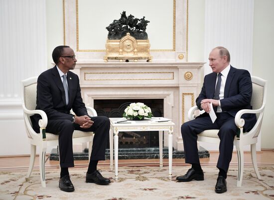 Президент РФ В. Путин встретился с президентом Руанды П. Кагаме 