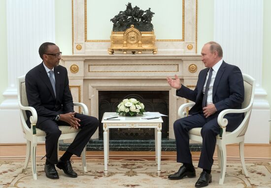 Президент РФ В. Путин встретился с президентом Руанды П. Кагаме 
