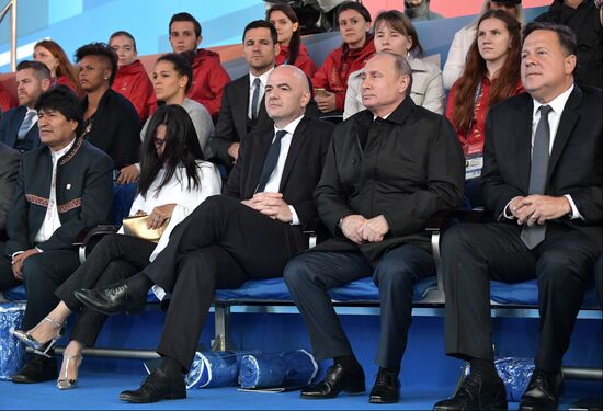 Президент РФ В. Путин посетил гала-концерт в честь открытия Чемпионата мира по футболу