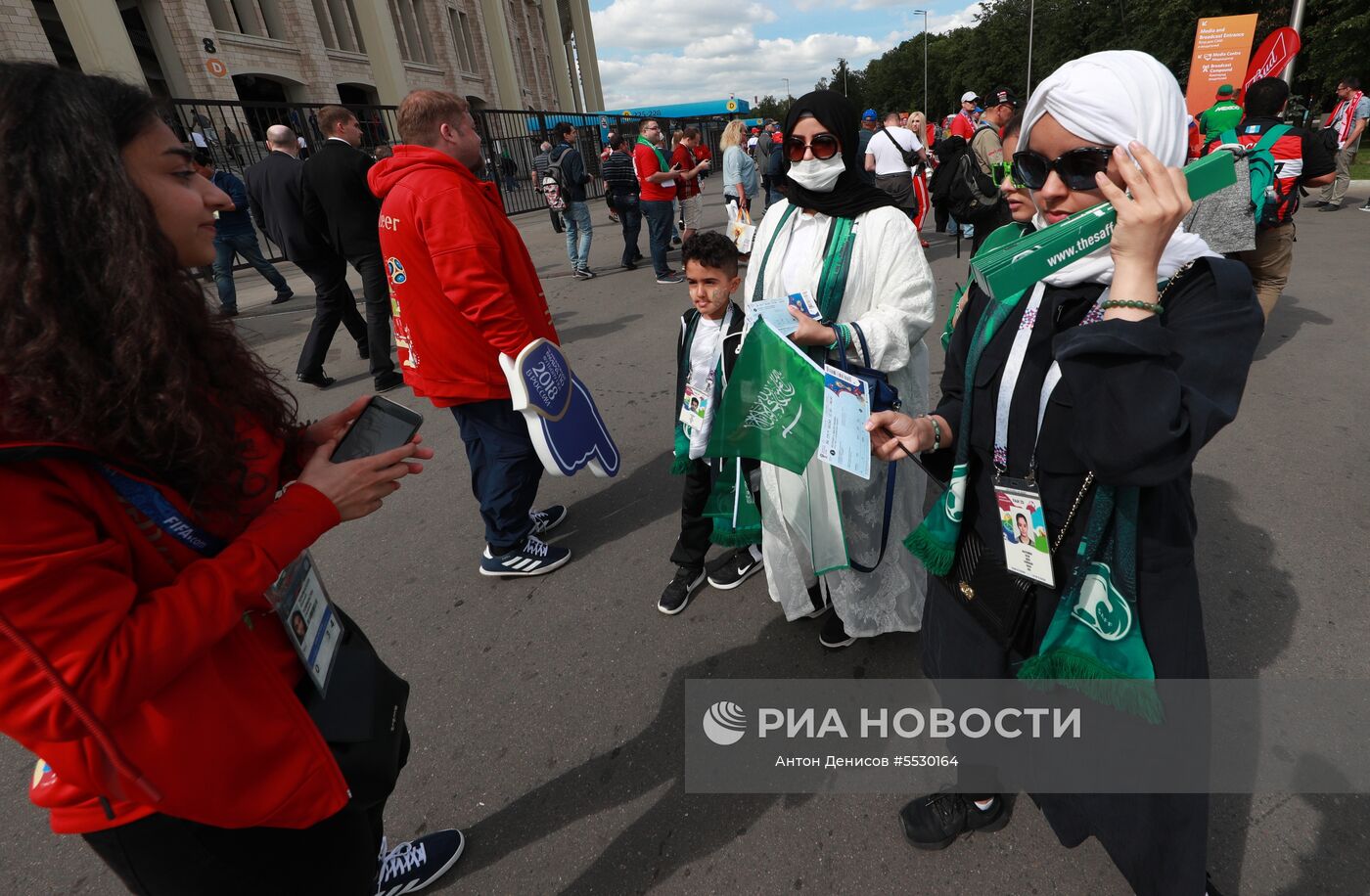 Болельщики перед матчем открытия ЧМ-2018 по футболу между сборными России и Саудовской Аравии