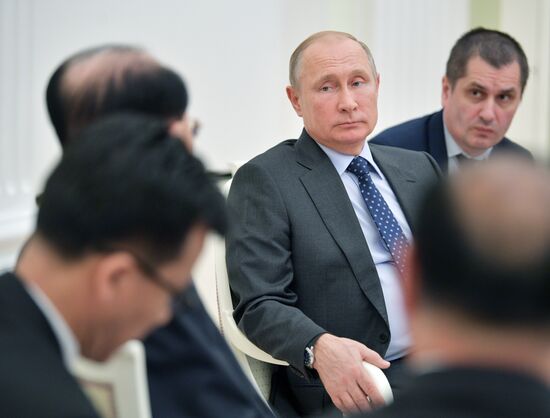 Президент РФ В. Путин встретился с председателем президиума верховного народного собрания КНДР Ким Ен Намом